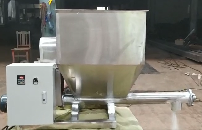 1689477409302922.png 水平石墨粉螺旋提升機(jī)